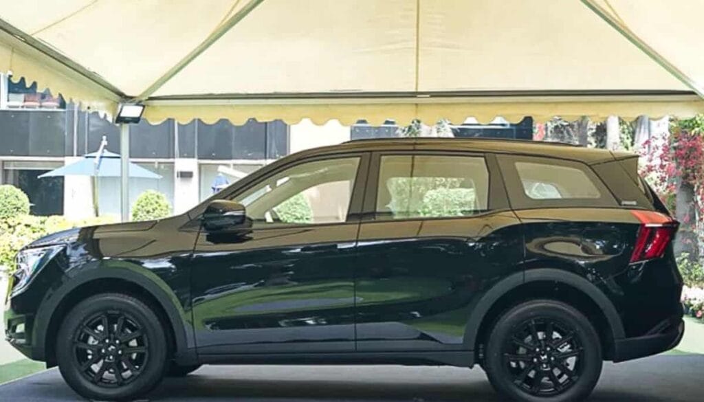 Mahindra XUV700 Ebony Edition